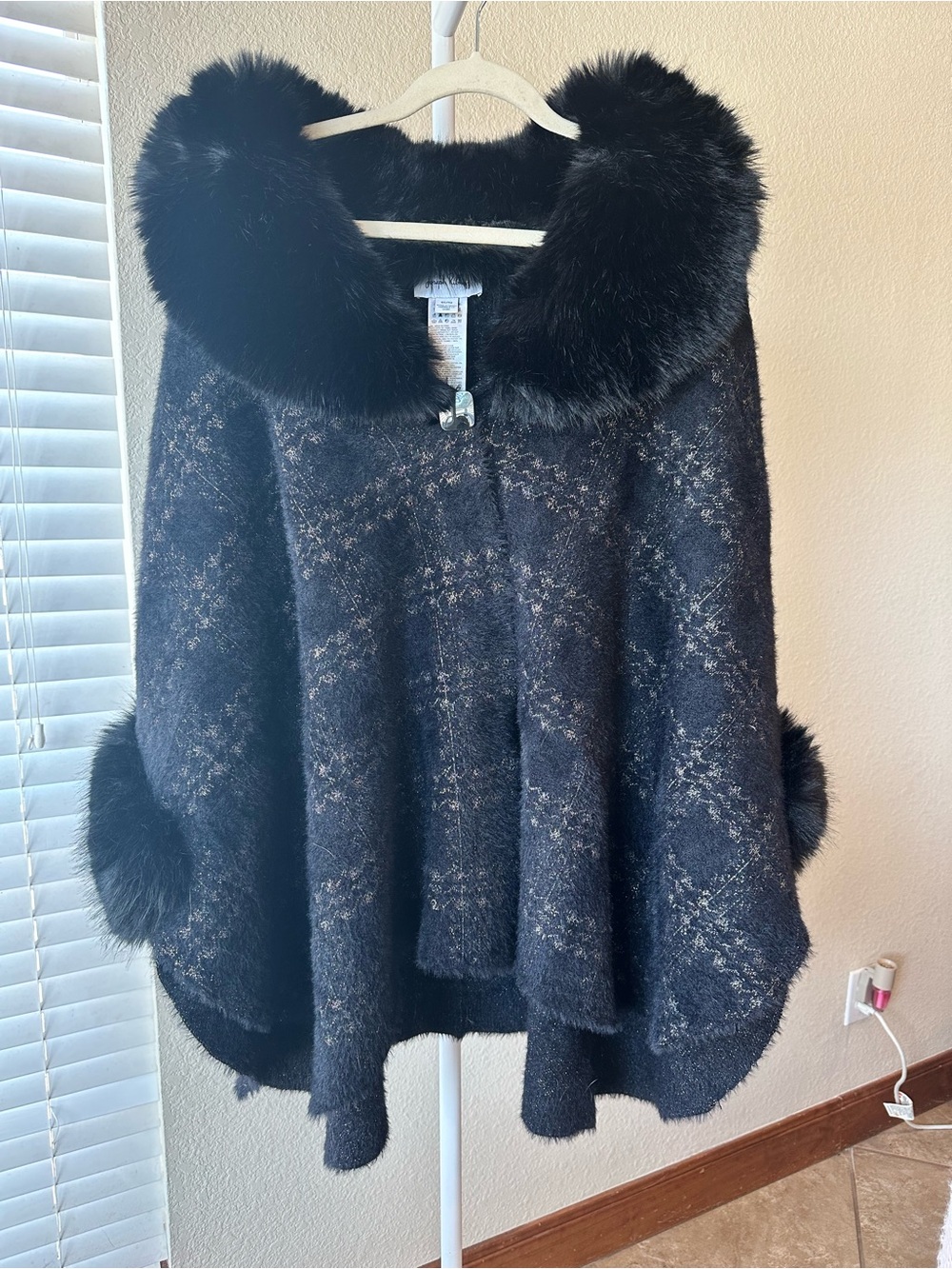 Joseph Ribkoff black & gold Jacquard sweater knit cape with faux fur accents OS